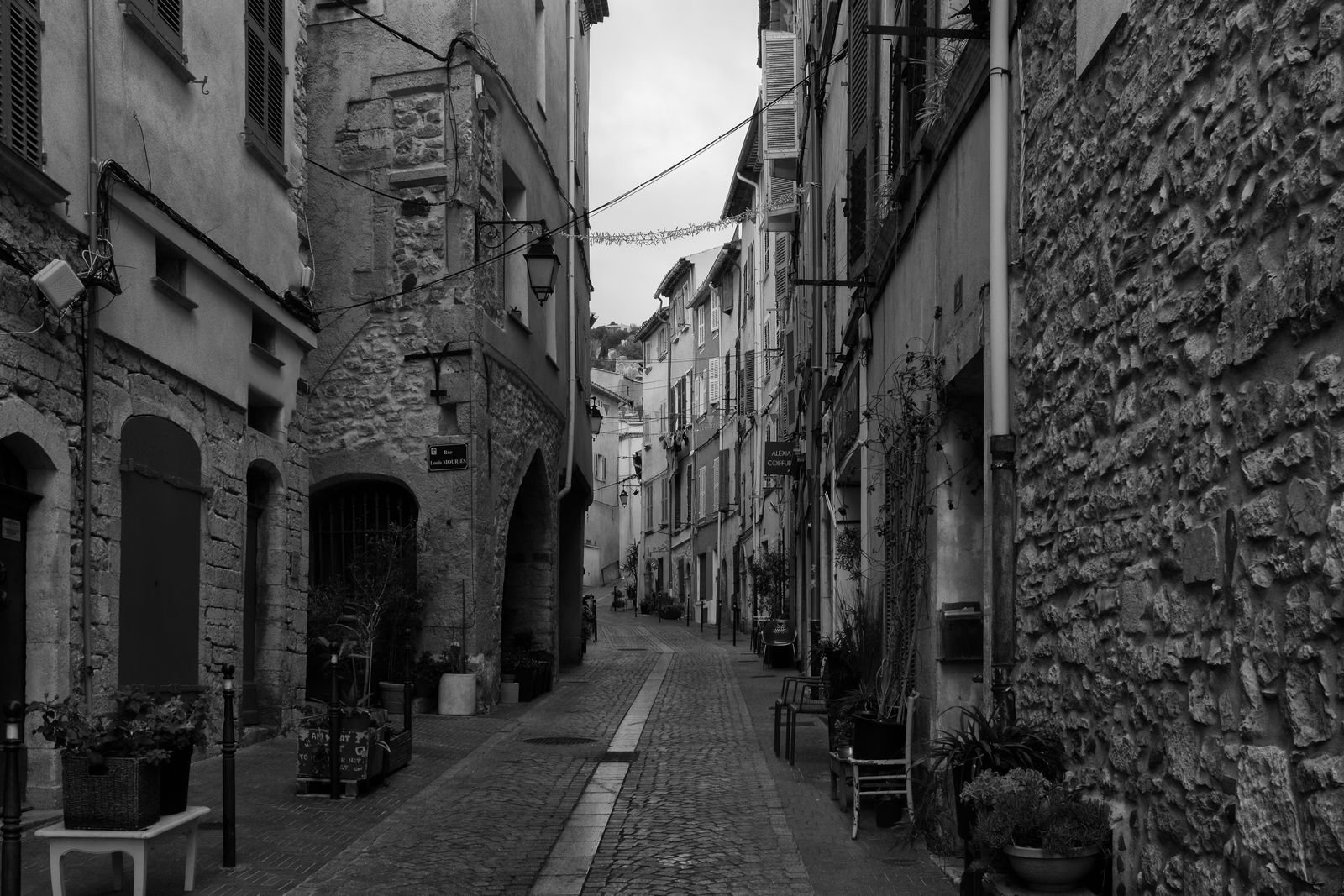 Ruelle de village provençal Ruelle pavée bordée de maisons de village en pierre, en Provence