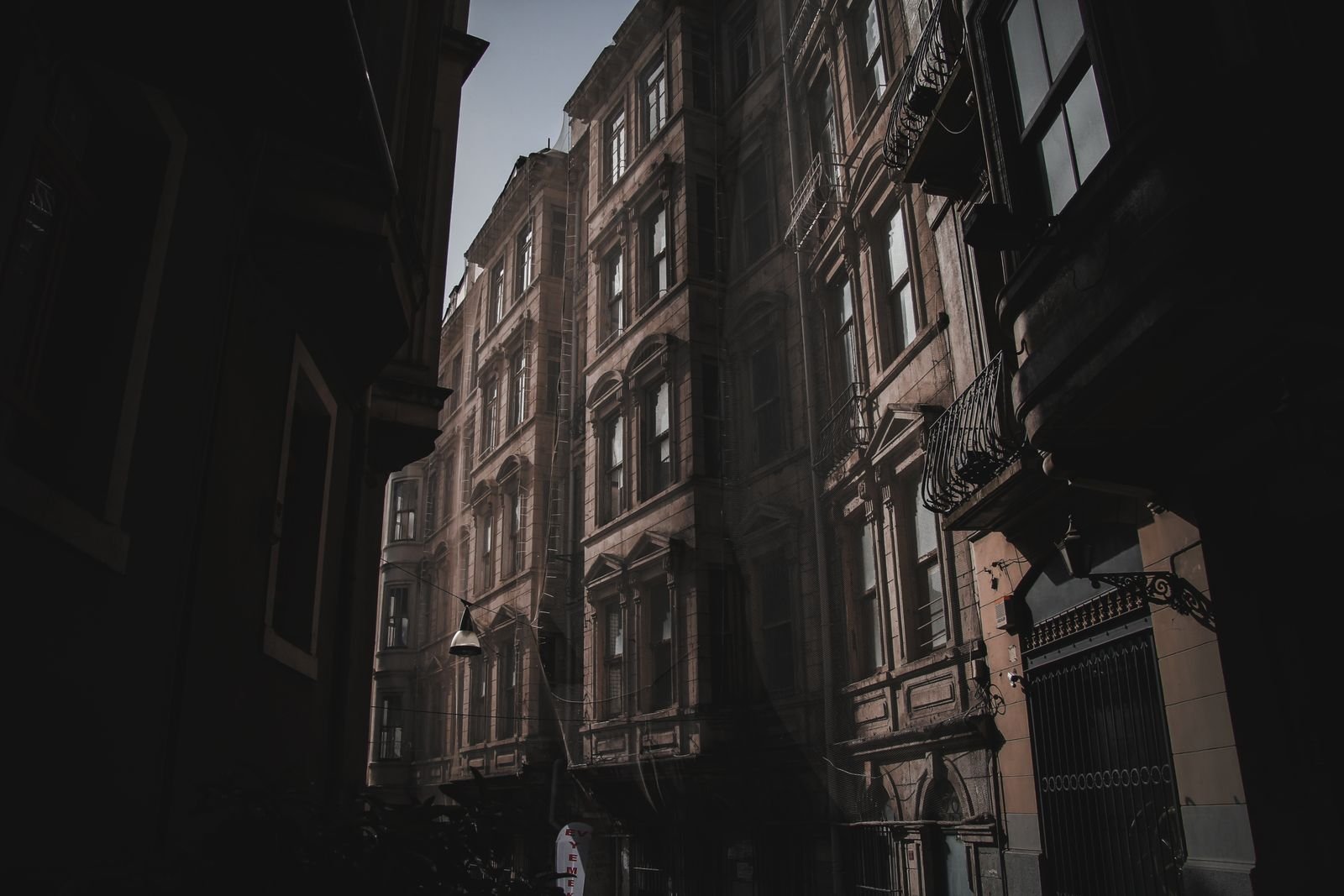 Façades d’immeubles Façades d’immeubles anciens alignées le long d’une rue