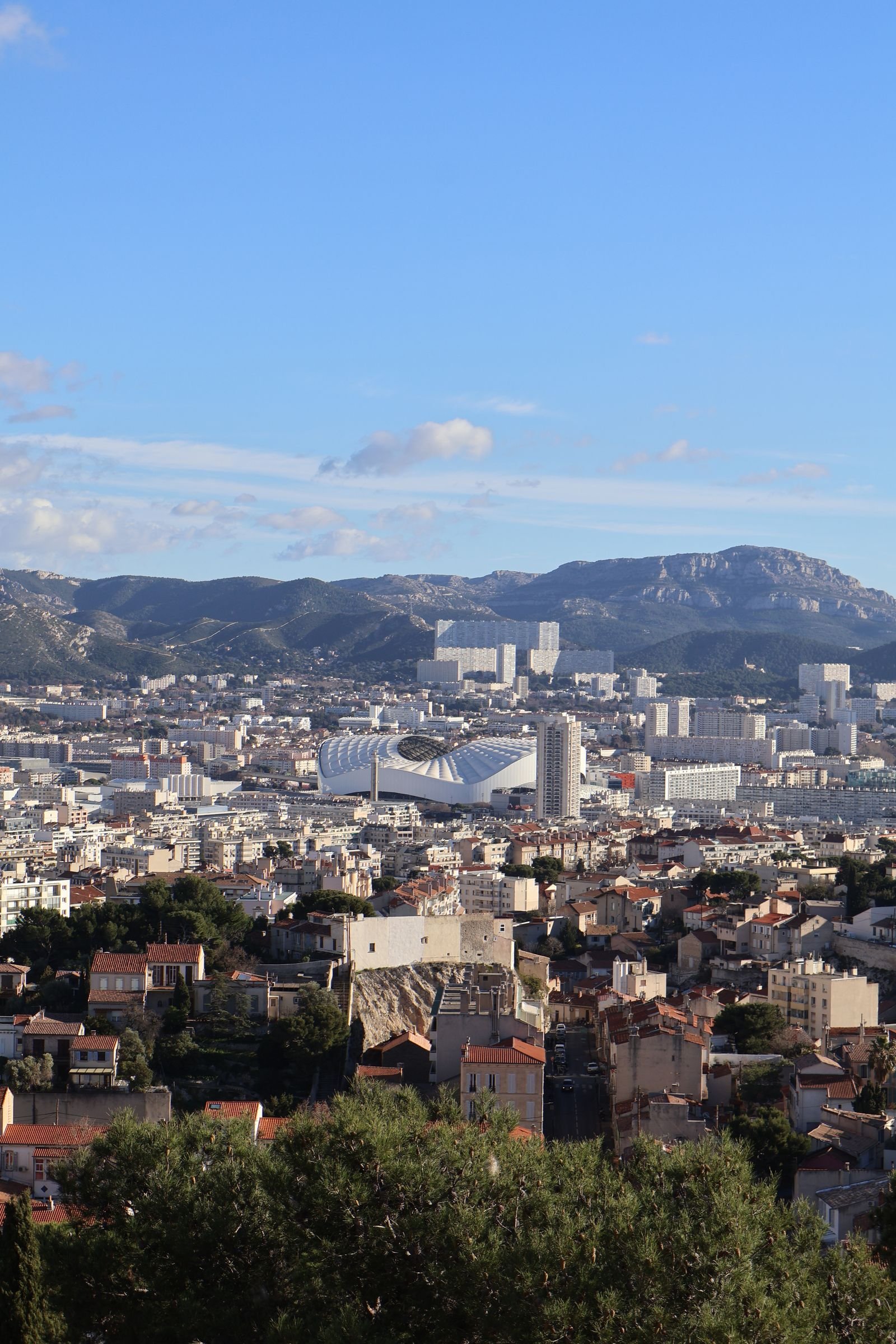 Panorama de Marseille Panorama de Marseille avec les collines en arrière-plan